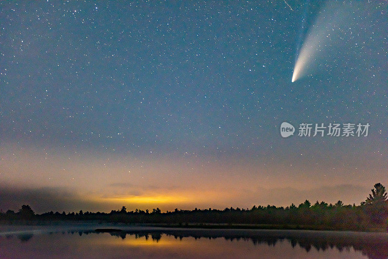 加拿大格雷文赫斯特，托伦斯·巴伦斯暗天保护区，日落后黑暗的夜空中的Neowise彗星