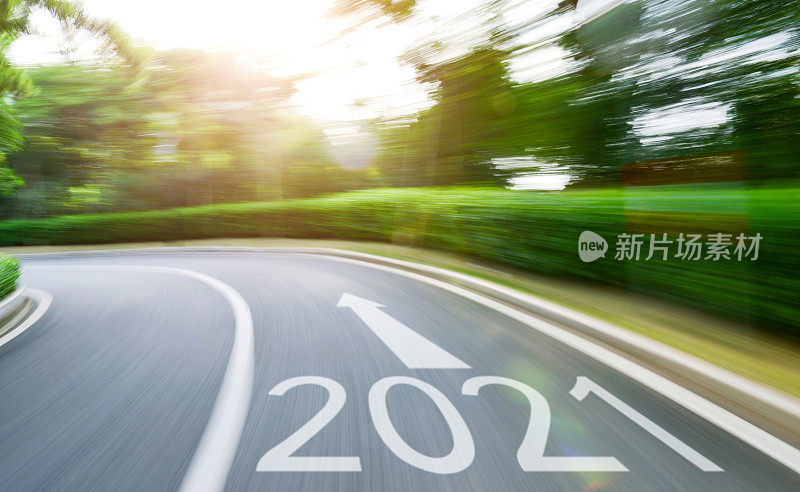 空的柏油路与数字2021在运动模糊