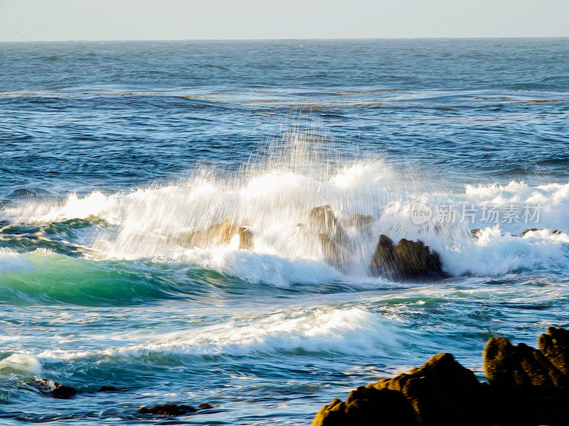 海浪拍打着岩石，模糊不清