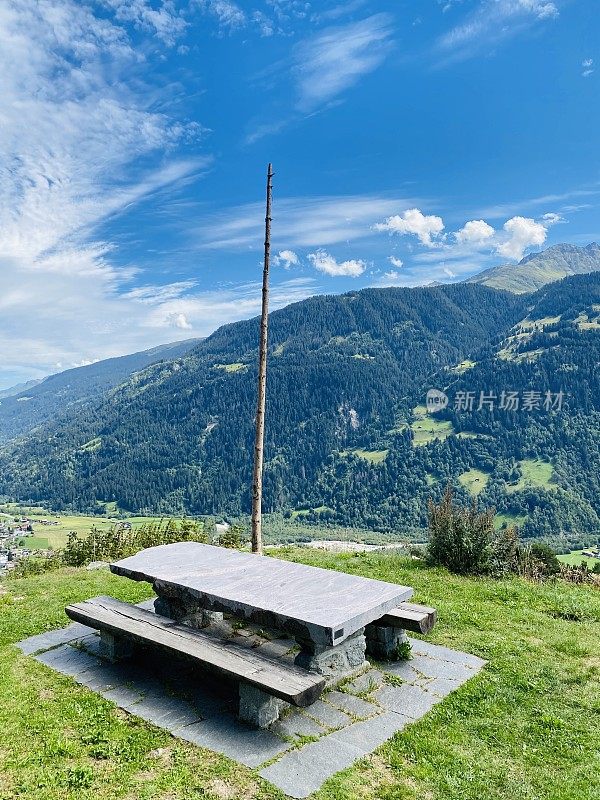 山顶的石凳和石桌