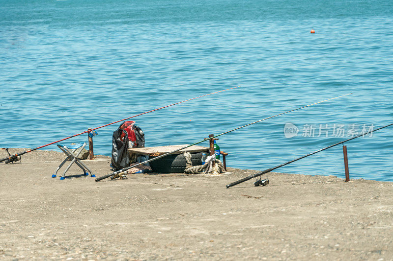 在一个阳光明媚的日子里，码头上的鱼竿靠近了;海钓，黑海