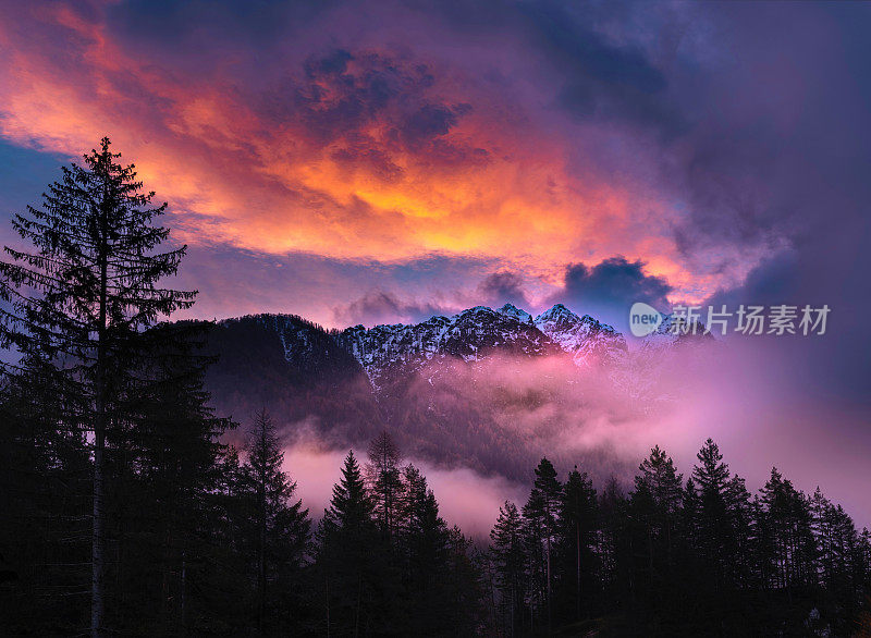 冬季日落时分的特里格拉夫山脉，斯洛文尼亚。
