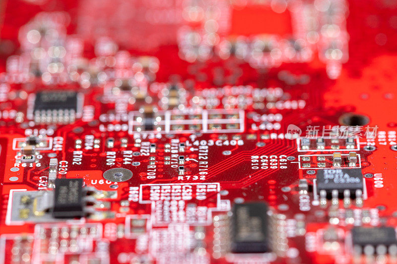 计算机内部红色电路板上的多个晶体管和芯片