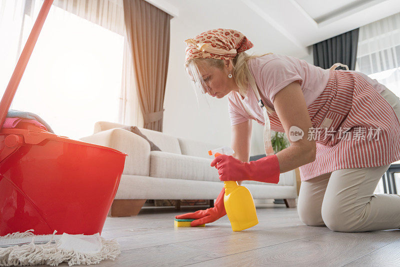 家庭主妇在擦地板