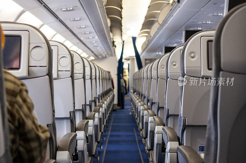 大飞机上有很多空座位
