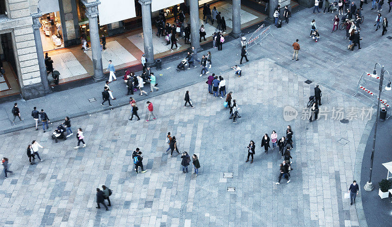 人行横道鸟瞰图。社会距离的概念。