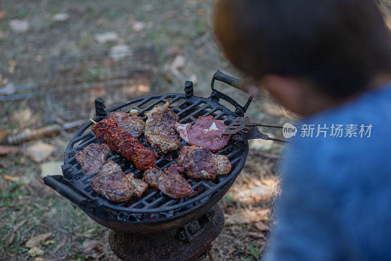 十几岁的男孩准备烧烤