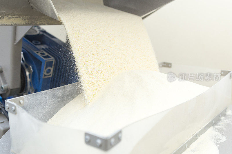在意大利面生产线开始时，面粉装满了一个容器。