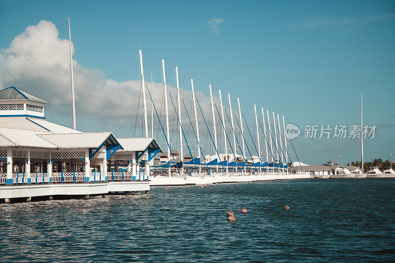 古巴维拉德罗的现代游艇和新码头别墅
