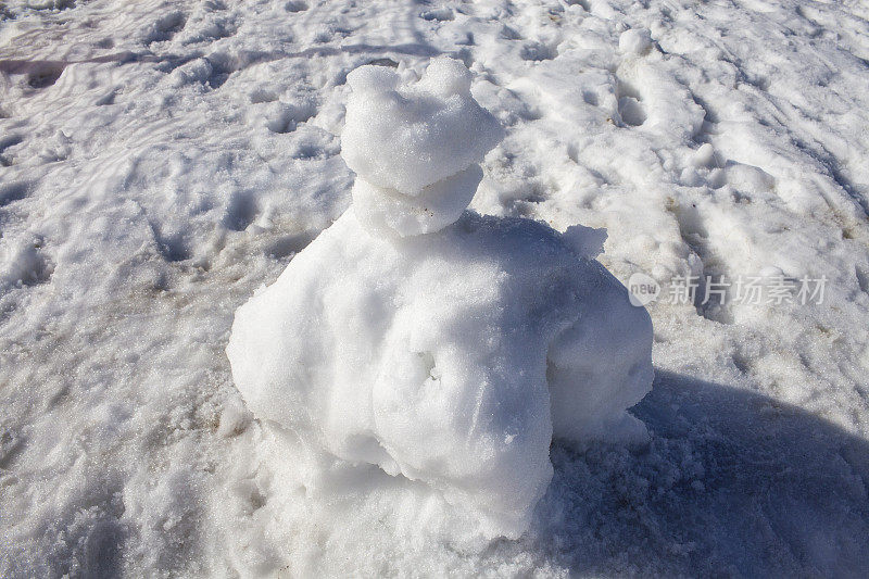 在下雪天堆雪人