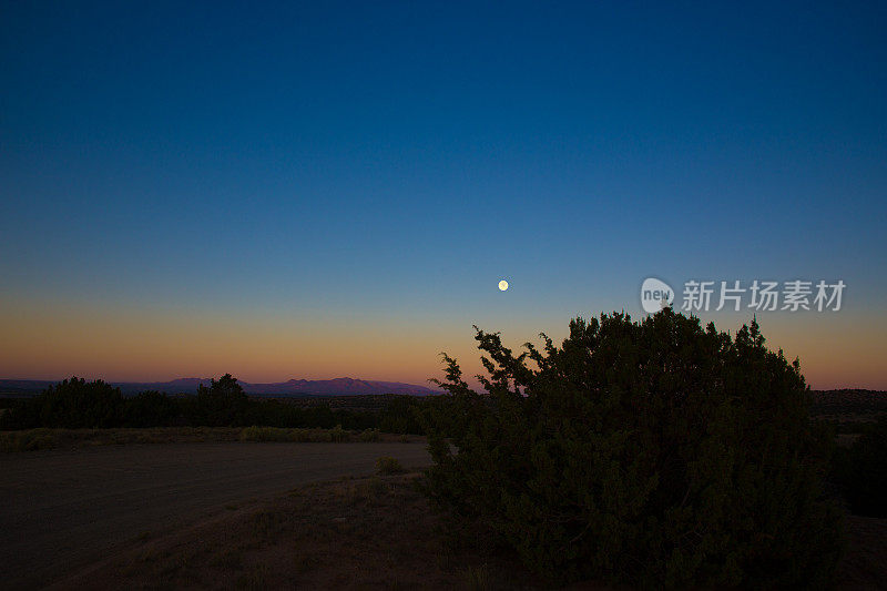 新墨西哥日出，加利斯特盆地，圣达菲附近，满月