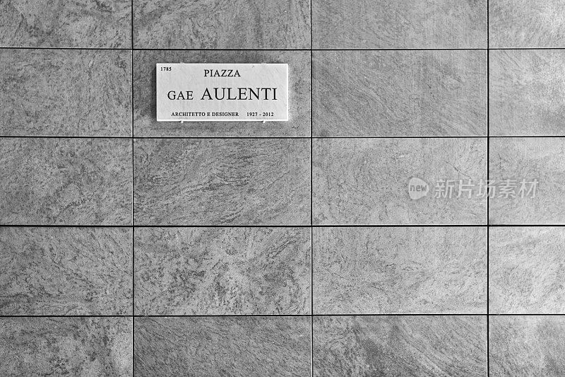 天然灰色花岗岩瓷砖墙与标识-加奥伦蒂广场，建筑师设计师-这意味着加奥伦蒂广场，建筑师和设计师。2020年12月17日——意大利米兰