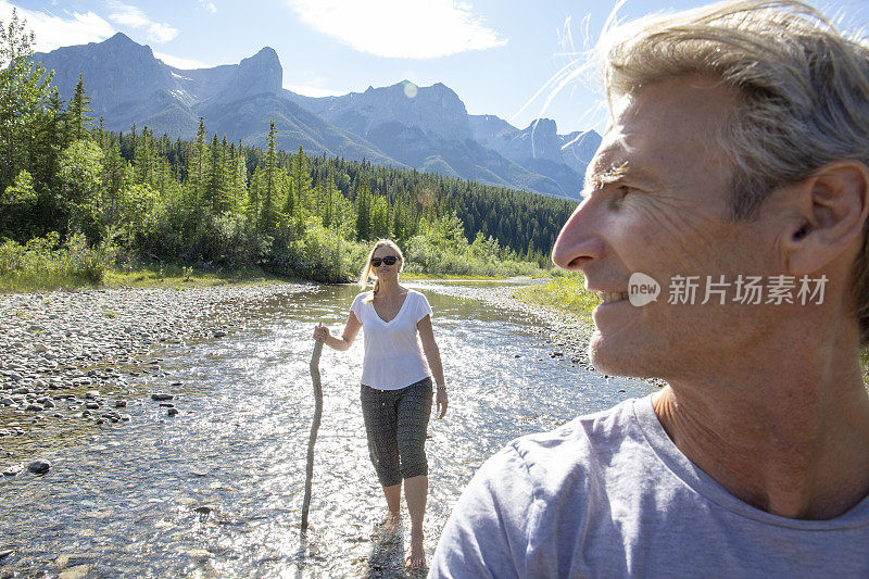 成年夫妇在山涧徒步旅行的POV