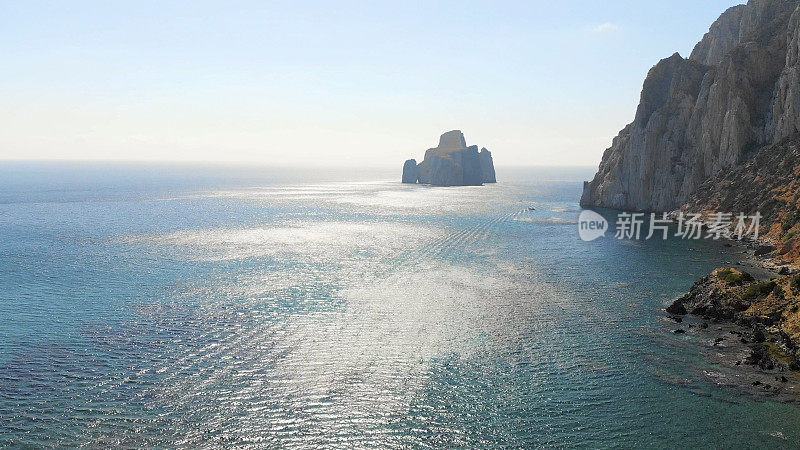 撒丁岛崎岖的海岸线鸟瞰图