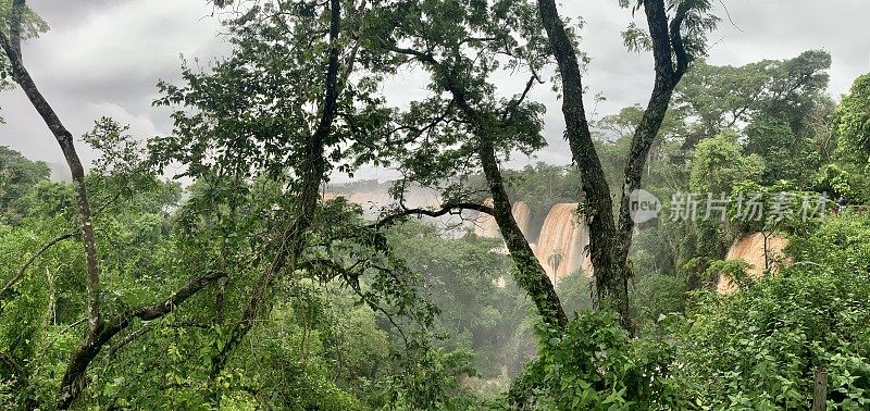 阿根廷米西奥内斯的伊瓜苏瀑布