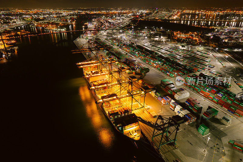 鸟瞰图的洛杉矶港起重机，龙门，和航运集装箱