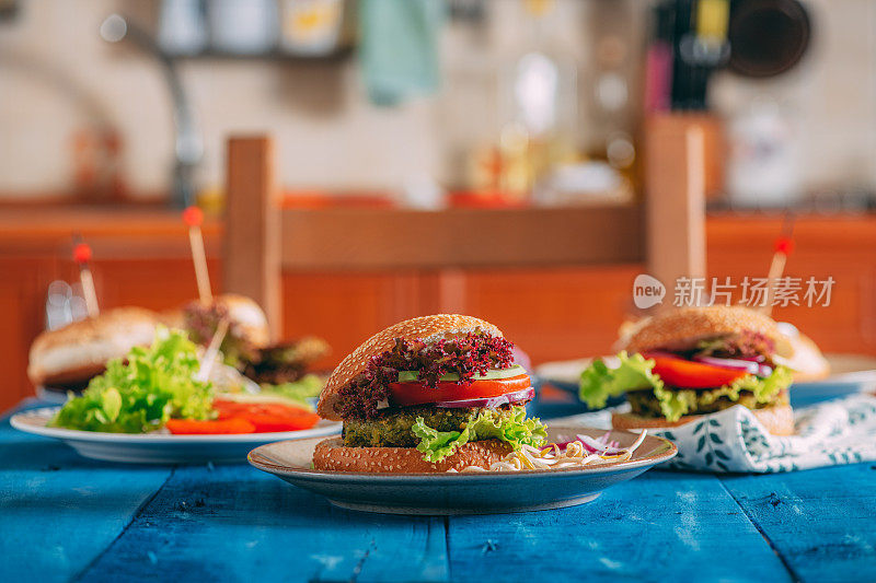 厨房桌上的素食三明治