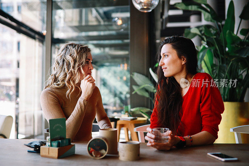 女性朋友们在咖啡馆里闲聊