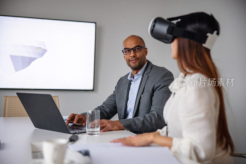 商人向他的团队展示虚拟现实头盔中的3d模型