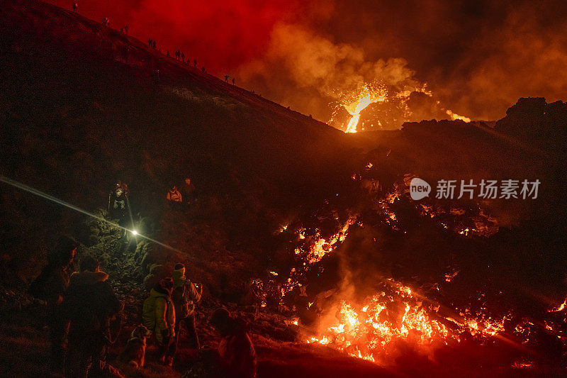 人们在冰岛观察火山喷发