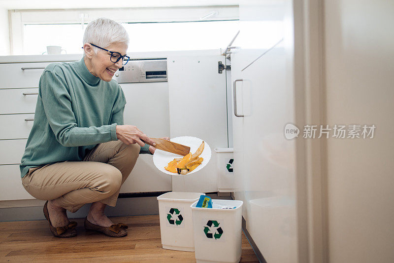 成熟的女人用剩饭剩菜堆肥