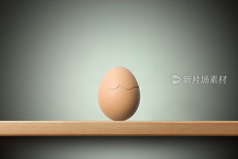 出生。架子上有个裂开的鸡蛋。