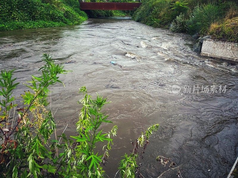 雷雨中河水泛滥