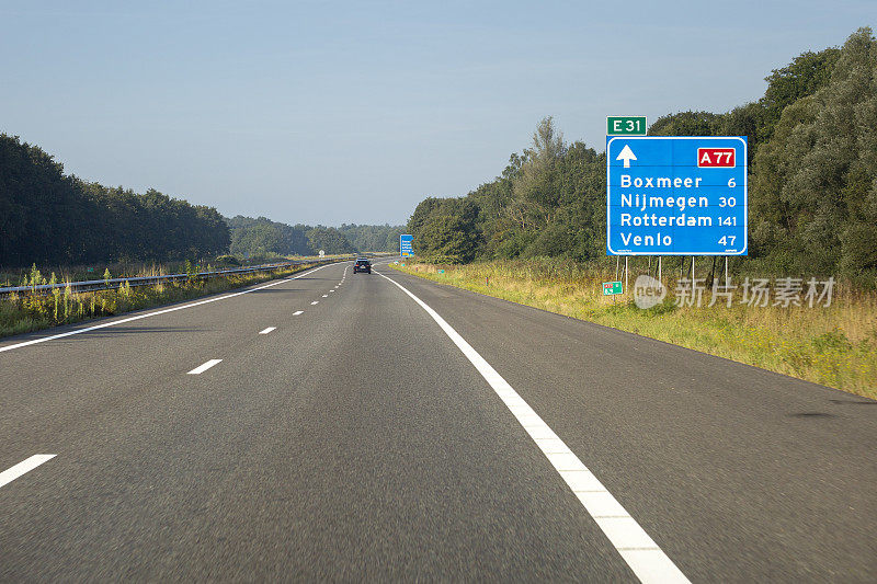 荷兰Gennep市附近A77高速公路上的交通。