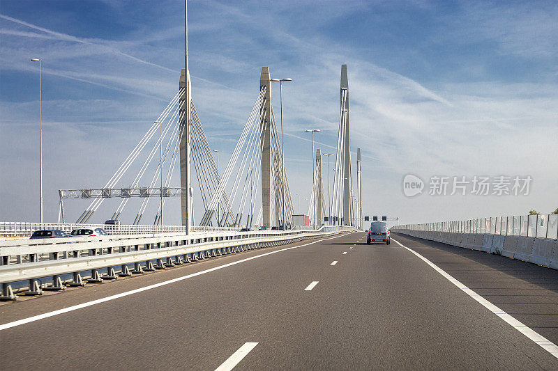 荷兰Ewijk市附近A50高速公路上的交通。瓦尔河上的一座大桥