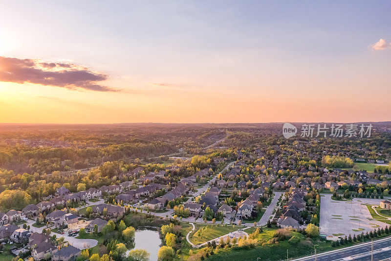 加拿大沃恩，Woodbridge和Kleinburg的独立复式住宅，在麦肯齐博士和Islinton大街的住宅区的鸟瞰图