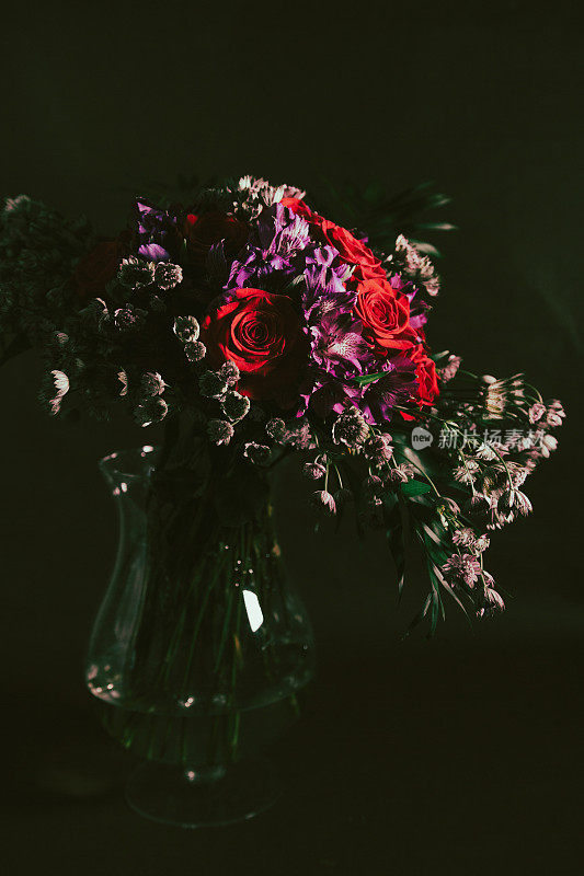美丽的花束与红玫瑰在黑色的背景。