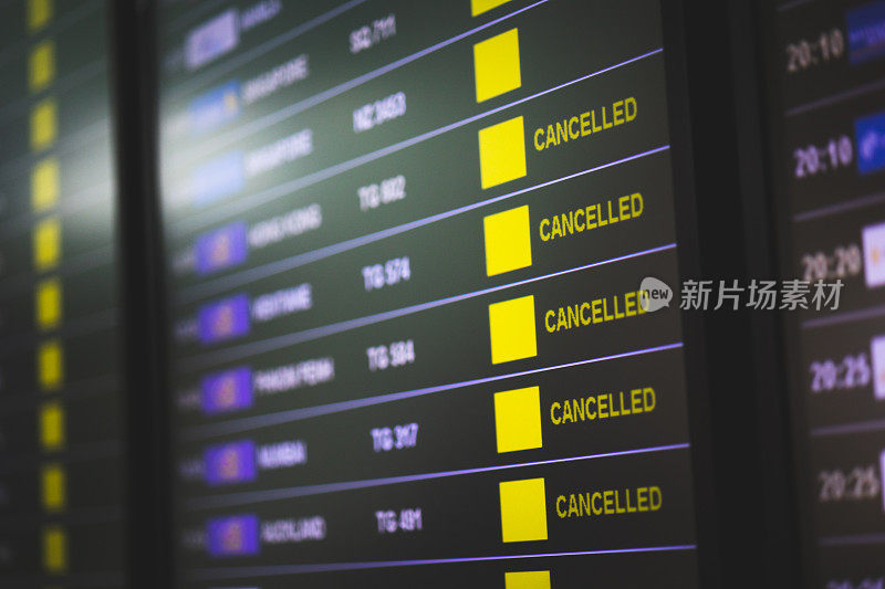 航班被取消，延误航班在信息板处。机场候机楼显示旅客离港和抵港。