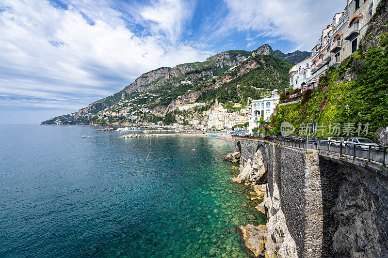 著名的海滨公路阿马尔菲海岸附近的阿马尔菲镇俯瞰地中海，意大利
