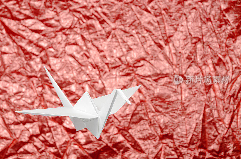 红色背景上的白色折纸