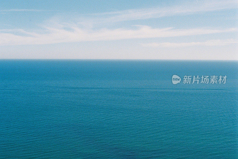 深蓝色的大海和夏日的天空