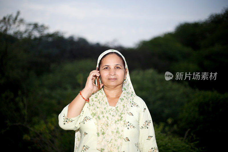 成熟的女人在讲手机