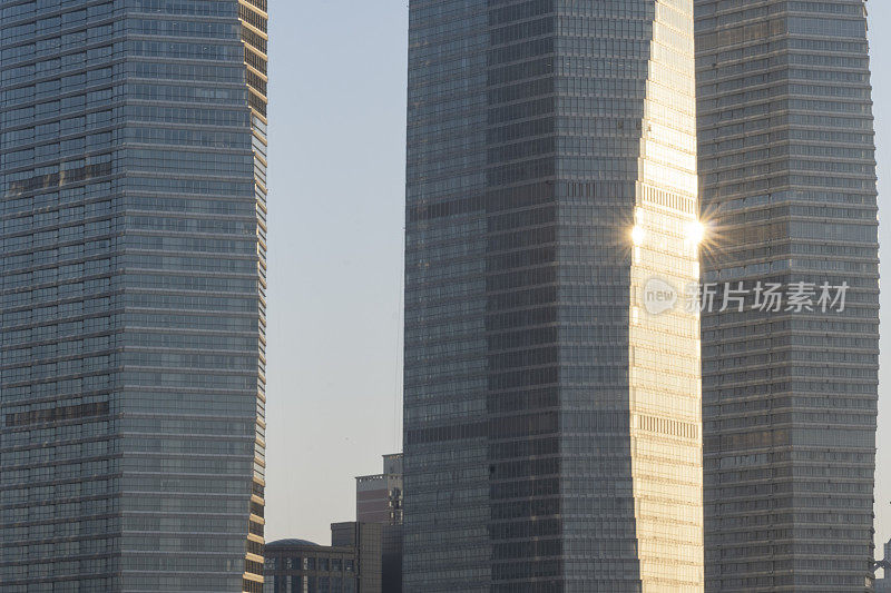 日出时海边的青岛市景