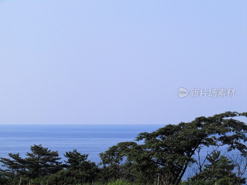 日本。8月。从周围的山上可以看到海景。