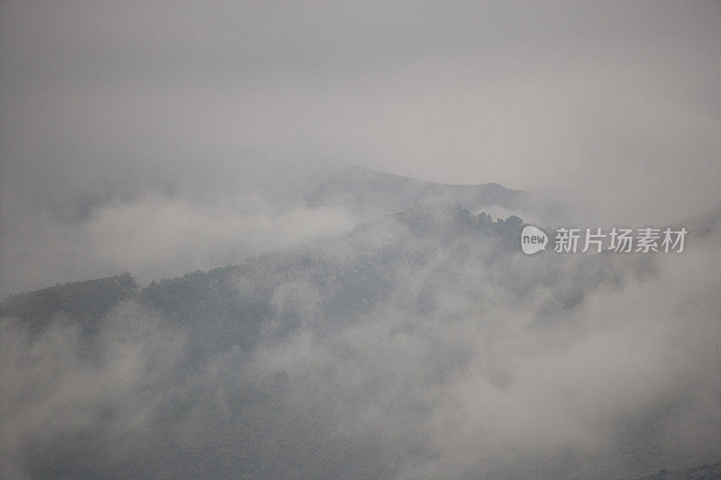 夏天山上有薄雾和低云