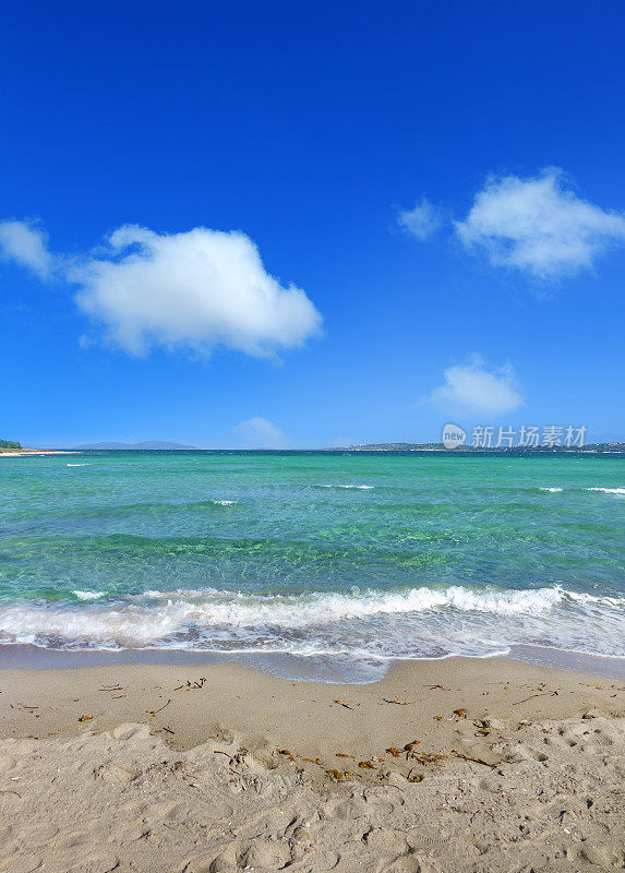 美丽的沙滩，碧绿的海景，清澈透明的海水