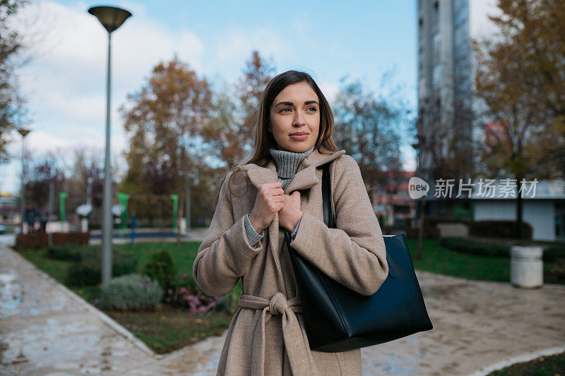 吸引人的年轻白人妇女享受自己在城市