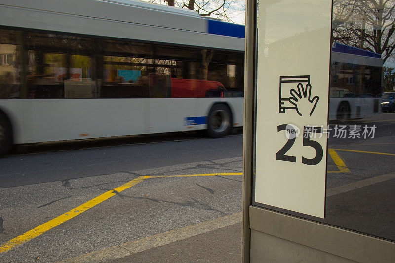 瑞士洛桑的公交车站或公交站可以看到25号。一辆公共汽车刚刚经过车站。