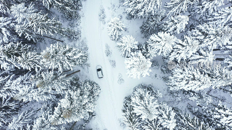 汽车行驶在冬天的乡村道路上