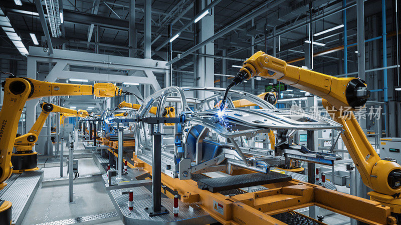 汽车工厂3D概念:自动化机器人手臂装配线制造高科技绿色能源电动汽车。自动化施工，建筑，焊接工业生产输送机。