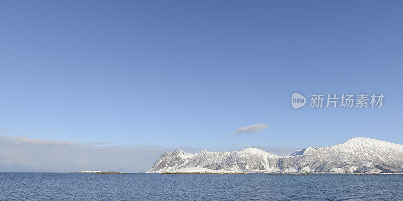 冬季挪威北部伯格斯峡湾的滨水景观