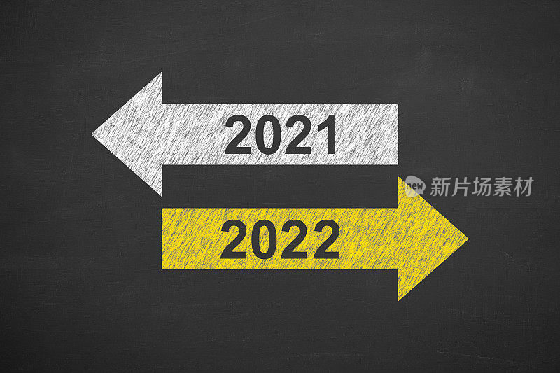 黑板背景上的2022年旧年或新年