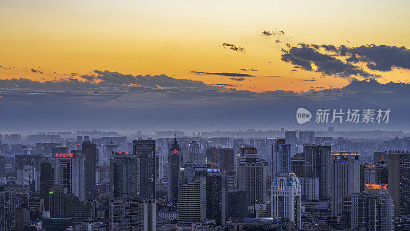 黄昏时分的成都天际线景观