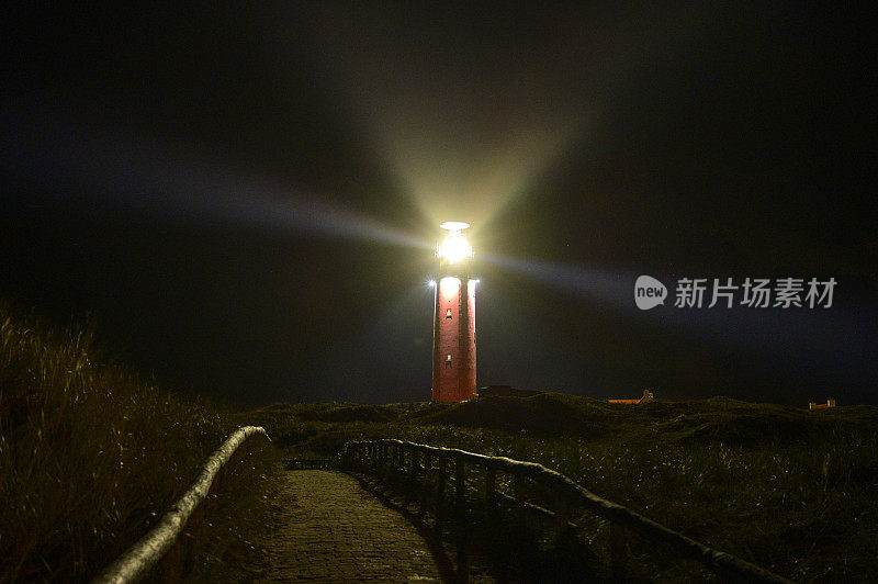 在一个风雨交加的秋夜，沙丘上的Texel灯塔