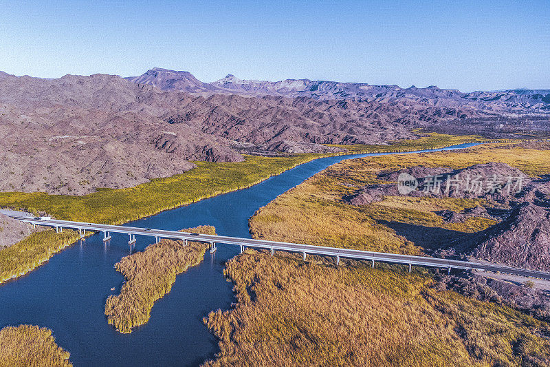 科罗拉多河位于亚利桑那州和加利福尼亚州交界处