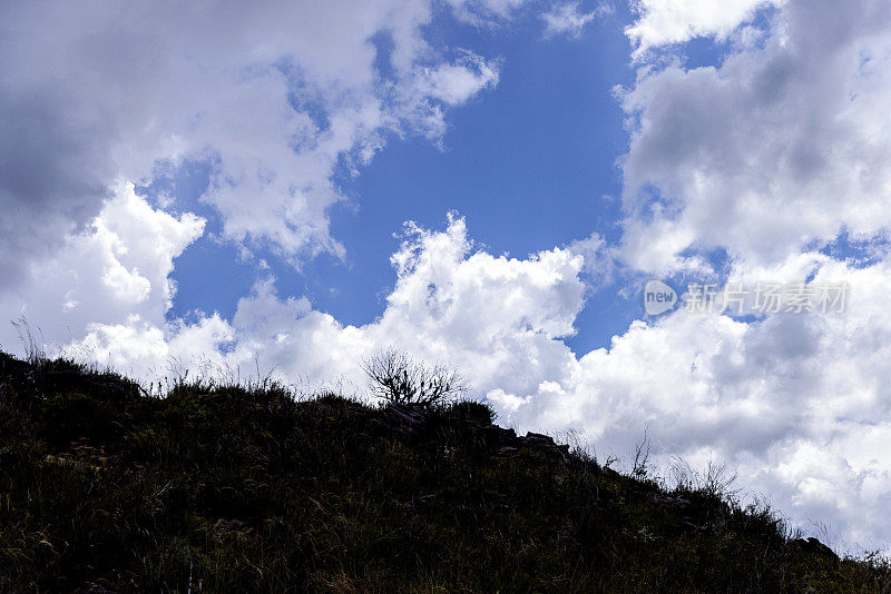 乌云密布的景观尺度，自然背景与复制空间